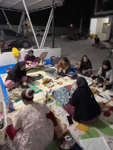 Aksi kocak emak-emak menyetrika kompak bareng tetangga bikin geleng-geleng kepala. Postingan tersebut langsung viral di media sosial.