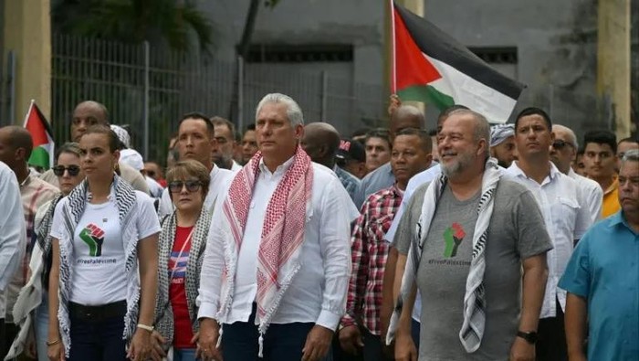 The demonstrators, who included some 250 Palestinian medical students living in Cuba, carried a large banner that read Long live free Palestine (YAMIL LAGE) (YAMIL LAGE/AFP/AFP)