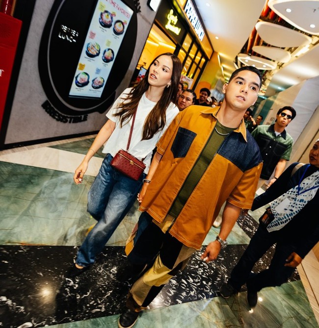 Al Ghazali tampak ditemani oleh tunangannya, Alyssa Daguise. Alyssa tampil simpel mengenakan kaos putih dan celana panjang jeans. Rambut panjangnya hanya dibiarkan terurai. Foto: Instagram