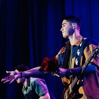 Para personel The Lucky Laki juga sempat melakukan aksi panggung romantis dengan melempar bunga. Dalam foto terlihat Al dan El yang sedang melemparkan bunga mawar merah. Foto: Instagram