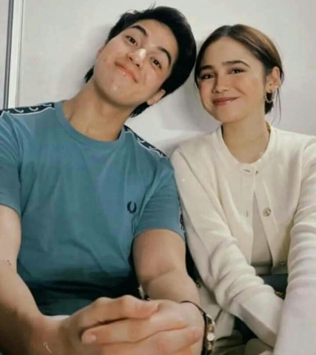 Sementara El Rumi tampak ditemani kekasih barunya, Syifa Hadju. Syifa tampil cantik dan simpel dengan dalaman putih yang dipadukan dengan cardigan senada. Rambutnya tampak hanya dicepol. Foto: Instagram