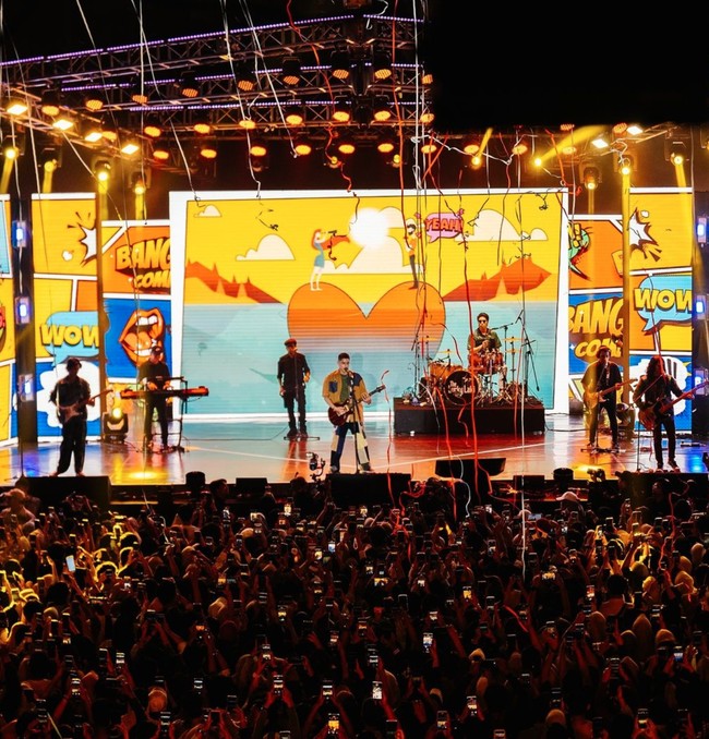 Al dan Dul mengisi posisi dengan bernyanyi dan bermain gitar, sementara El di bagian belakang tampak memainkan drum. Aksi panggung Al, El, dan Dul itu berjalan dengan lancar dan meriah. Foto: Instagram