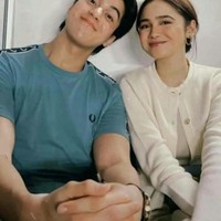 Sementara El Rumi tampak ditemani kekasih barunya, Syifa Hadju. Syifa tampil cantik dan simpel dengan dalaman putih yang dipadukan dengan cardigan senada. Rambutnya tampak hanya dicepol. Foto: Instagram