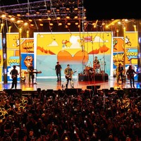 Al dan Dul mengisi posisi dengan bernyanyi dan bermain gitar, sementara El di bagian belakang tampak memainkan drum. Aksi panggung Al, El, dan Dul itu berjalan dengan lancar dan meriah. Foto: Instagram