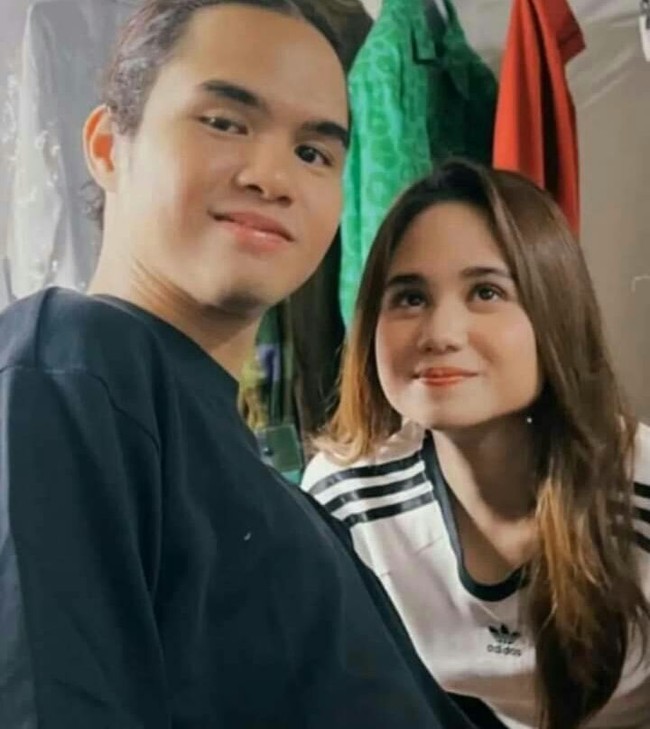 Tissa Biani juga turut mendampingi kekasih yang sudah dipacarinya kurang lebih selama 4 tahun, Dul Jaelani. Tissa tampil tak kalah simpel dengan kaos putih yang memiliki 3 strip pada bagian lengannya. Foto: Instagram