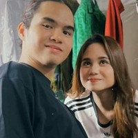 Tissa Biani juga turut mendampingi kekasih yang sudah dipacarinya kurang lebih selama 4 tahun, Dul Jaelani. Tissa tampil tak kalah simpel dengan kaos putih yang memiliki 3 strip pada bagian lengannya. Foto: Instagram