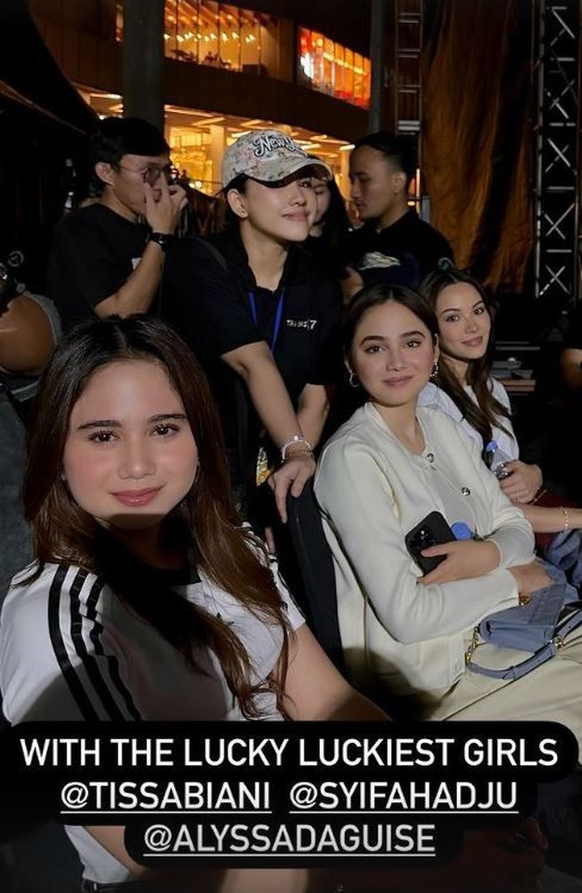 Ketiga anak Maia Estianty itu tampak ditemani oleh pasangan masing-masing. Alyssa Daguise, Syifa Hadju, dan Tissa Biani tampak duduk bersama menyaksikan aksi panggung kekasih mereka. Foto: Instagram