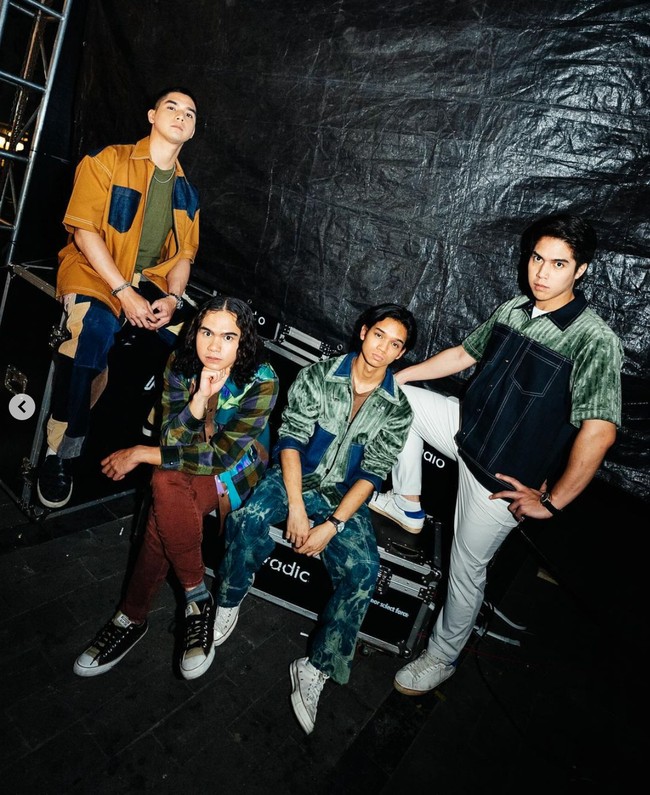 Al Ghazali, El Rumi, dan Dul Jaelani yang tergabung dalam grup band The Lucky Laki beberapa waktu lalu tampak manggung di sebuah acara. Ketiga anak Maia Estianty dan mantan suaminya, Ahmad Dhani itu tampil kompak berpose bersama. Foto: Instagram