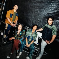 Al Ghazali, El Rumi, dan Dul Jaelani yang tergabung dalam grup band The Lucky Laki beberapa waktu lalu tampak manggung di sebuah acara. Ketiga anak Maia Estianty dan mantan suaminya, Ahmad Dhani itu tampil kompak berpose bersama. Foto: Instagram