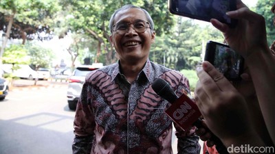Senyum Wakil Ketua KPK Alexander Marwata Penuhi Panggilan Polda Metro