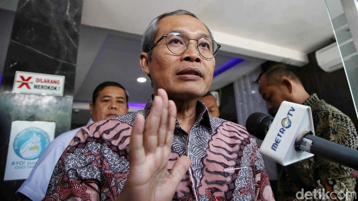 Pimpinan KPK Alexander Marwata tiba di Direktorat Reserse Kriminal Khusus , Polda Metro Jaya, Jakarta, Selasa (15/10/2024).Alexander dipanggil untuk diperiksa terkait pertemuannya dengan mantan Kepala Bea Cukai Yogyakarta Eko Darmanto yang berstatus sebagai pihak beperkara di KPK.