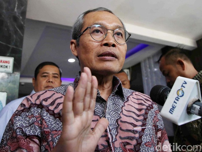 Pimpinan KPK Alexander Marwata tiba di Direktorat Reserse Kriminal Khusus , Polda Metro Jaya, Jakarta, Selasa (15/10/2024).Alexander dipanggil untuk diperiksa terkait pertemuannya dengan mantan Kepala Bea Cukai Yogyakarta Eko Darmanto yang berstatus sebagai pihak beperkara di KPK.