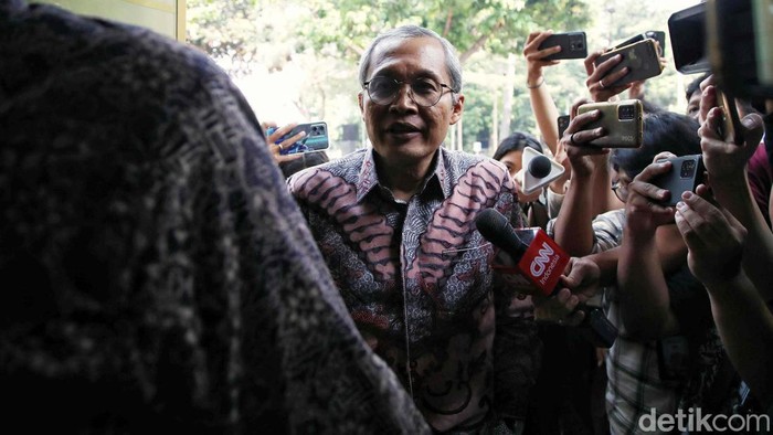 Pimpinan KPK Alexander Marwata tiba di Direktorat Reserse Kriminal Khusus , Polda Metro Jaya, Jakarta, Selasa (15/10/2024).Alexander dipanggil untuk diperiksa terkait pertemuannya dengan mantan Kepala Bea Cukai Yogyakarta Eko Darmanto yang berstatus sebagai pihak beperkara di KPK.