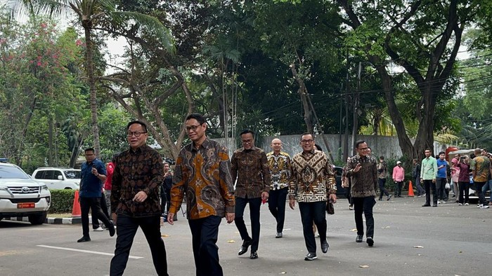 Ketua Partai Gelora Anis Matta tiba di kediaman Presiden terpilih Prabowo Subianto di Jalan Kertanegara, Jakarta Selatan. Anis Matta hadir bersama Waketum PAN Viva Yoga Mauladi.