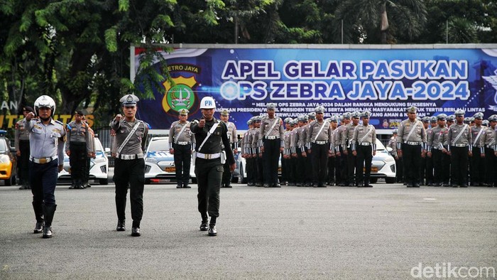 Apel Operasi Zebra Jaya 2024 Ratusan personel gabungan mengikuti Apel Gelar Pasukan Operasi Zebra Jaya di Polda Metro Jaya, Selasa (15/10/2024).