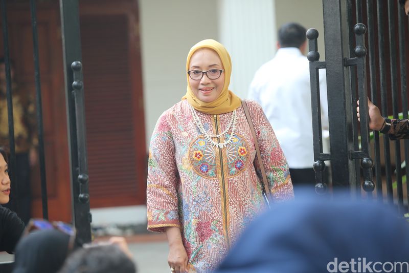 Arifatul Choiri Fauzi Arifatul Choiri Fauzi juga menjadi salah satu dari deretan tokoh calon menteri yang dipanggil untuk bertemu presiden terpilih Prabowo Subianto. Namun Sekretaris Pengurus Pusat Muslimat Nahdlatul Ulama itu tidak mau berkomentar soal peluangnya masuk ke kabinet Prabowo Subianto-Gibran Rakabuming kelak.