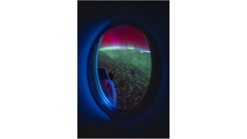 Astronot NASA Matthew Dominick membagikan foto tampilan aurora yang diambil melalui jendela SpaceX Crew Dragon Endeavour, yang sedang berlabuh di ISS lewat X pada 7 Oktober 2024.
