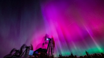 Aurora borealis muncul di atas pompa minyak saat menyedot minyak dan gas dari kepala sumur dekat Cremona, Alberta, Kanada, Kamis, 10 Oktober 2024. Foto: Jeff McIntosh/AP via Komonews