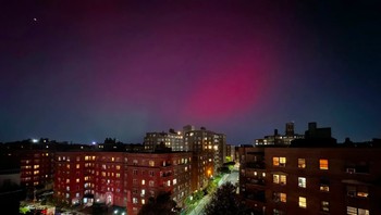 Aurora borealis bersinar di langit malam di atas gedung apartemen di kawasan Queens, New York, AS, Kamis, 10 Oktober 2024. Foto: Daniel P. Derella/ AP via KOmonews