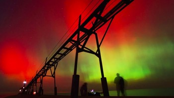 Aurora borealis menerangi langit malam di lepas pantai Danau Michigan dan Mercusuar St. Joseph, Kamis, 10 Oktober 2024, di St. Joseph, Michigan, AS Foto: Don Campbell/AP via Komonews