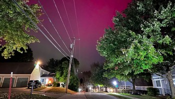 Aurora borealis bersinar di atas Portsmouth, Inggris, Kamis, 10 Oktober 2024. Foto: Caleb Jones/AP via Komonews