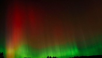 Aurora borealis terlihat di langit malam bersama dengan konstelasi Big Dipper pada hari Kamis, 10 Oktober 2024, di Moscow, Rusia. Foto: Ted S. Warren/AP via Komonews