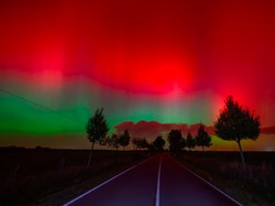 Apa Beda Aurora Hijau dan Merah di Film Sore? Ini Penjelasan Ilmiahnya