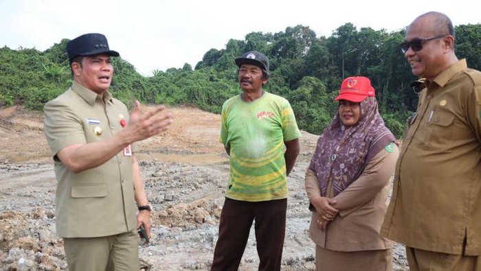 Penjabat sementara (Pjs) Bupati Kutai Kartanegara (Kukar), Bambang Arwanto saat meninjau area bekas tambang PT Gerbang Dayaku Mandiri (GDM) di Desa Bangun Rejo, Kecamatan Tenggarong Seberang (dok.istimewa)