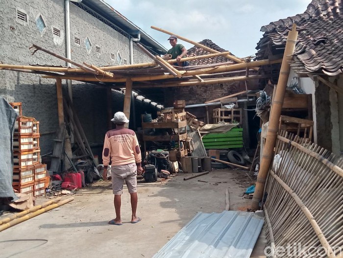 Bangunan yang rusak akibat hujan deras dan angin kencang (lisus) di Kecamatan Karanganom, Kabupaten Klaten, mulai dibenahi, Selasa (15/10/2024).