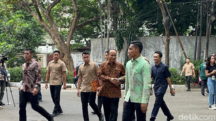 Budi Arie juga menemui Presiden terpilih Prabowo Subianto (batik cokelat) (Anggi/detikcom).