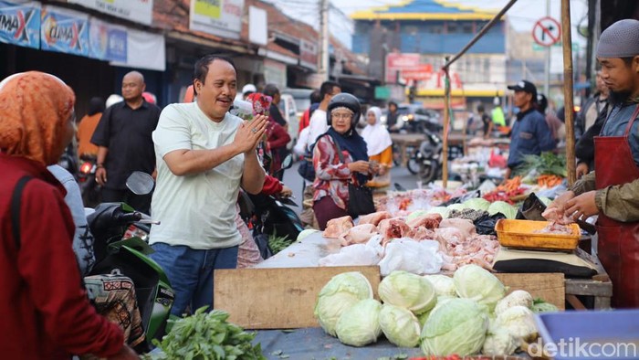 Cagub Jabar Jeje saat berkunjung ke pasar di Sumedang