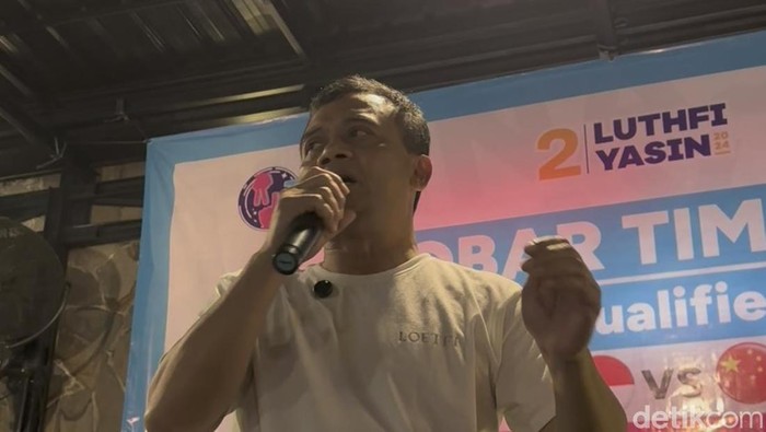 Cagub Jawa Tengah nomor urut 2, Ahmad Luthfi menghadiri nonton bareng (nobar) Timnas vs China dalam penyisihan Piala Dunia di Borjuis Semarang. (dok. ist)