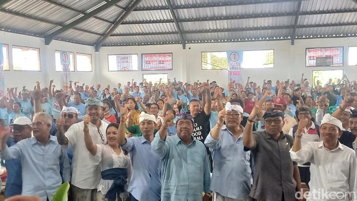 Cagub nomor urut 1, PAS, saat kampanye di Desa Selat, Kecamatan Sukasada, Buleleng, Bali, Selasa (15/10/2024). (Made Wijaya Kusuma/detikBali)