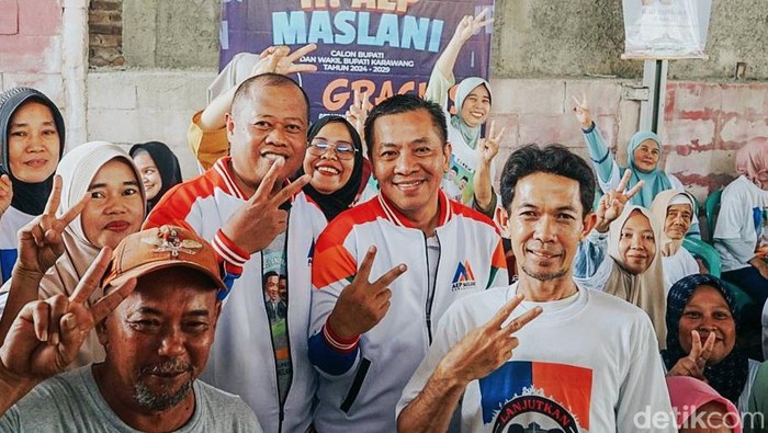 Calon Bupati Karawang nomor urut 2 Aep Syaepuloh saat kampanye di Jatisari, Kabupaten Karawang