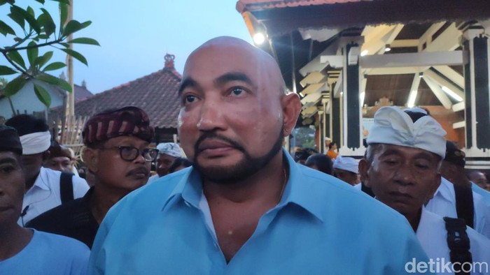 Calon gubernur Bali nomor urut 1 I Made Muliawan Arya alias De Gadjah saat berkampanye di Desa Kaba-Kaba, Kecamatan Kediri, Tabanan, Selasa (15/10/2024). (Foto: Ahmad Firizqi Irwan/detikBali)