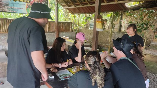 Sejumlah turis asal Australia menikmati kopi luwak di Cantik Agriculture Luwak Coffee, Kintamani