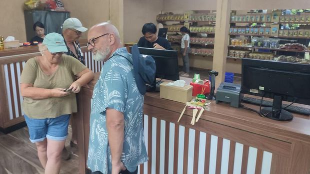 Sejumlah turis asing membeli aneka oleh-oleh di Cantik Agriculture Luwak Coffee, Kintamani - Bali