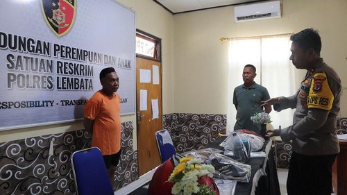 Charles Arif alias Ko-Ceng  pelaku penyiraman wajah siswi SMP di Lembata diamankan di Mapolres Lembata. (Foto: Dok. Polres Lembata)