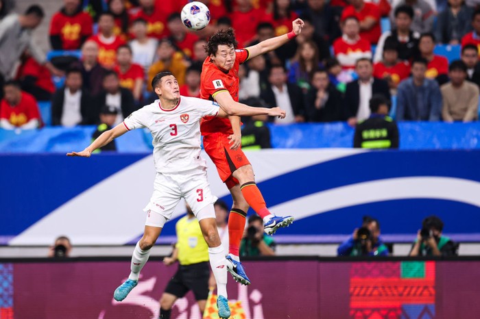 QINGDAO, CHINA -OCTOBER 15: Gao Zhunyi #3 of China and Jay Idzes #3 of Indonesia head the ball during the 2026 FIFA World Cup Qualifier fourth round Group C match between China and Indonesia at Qingdao Youth Football Stadium on October 15, 2024 in Qingdao, Shandong Province of China. (Photo by Liu Lu/CFIDC/VCG via Getty Images)