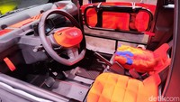 Beralih ke Ami Buggy Vision, ini merupakan sebuah mobil konsep tanpa pintu yang cocok digunakan untuk kegiatan luar ruangan dan menjelajah. Terinspirasi oleh kitesurfing, Buggy Vision hadir dengan jendela terbuka, sunroof, dan ban tebal yang dirancang untuk memberikan cengkeraman lebih baik di medan yang sulit. Foto: M Luthfi Andika/detikOto