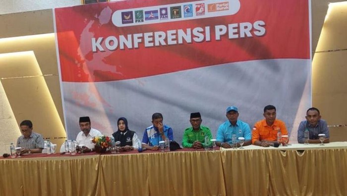 Delapan parpol pengusung pasangan calon gubernur/wakil gubernur Malut, Benny Laos-Sarbin Sehe menggelar konferensi pers terkait pengganti mendiang Benny Laos sebagai Cagub Malut, Senin (14/10/2024). ANTARA/Abdul Fatah (Abdul Fatah)