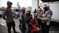 Pengendara motor yang kedapatan melanggar lalu lintas langsung ditilang.  