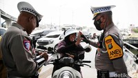Mayoritas pemotor ditilang karena tidak memakai helm.  