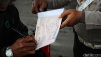 Pengendara motor yang ditilang paling banyak melakukan pelanggaran tak mengenakan helm.  