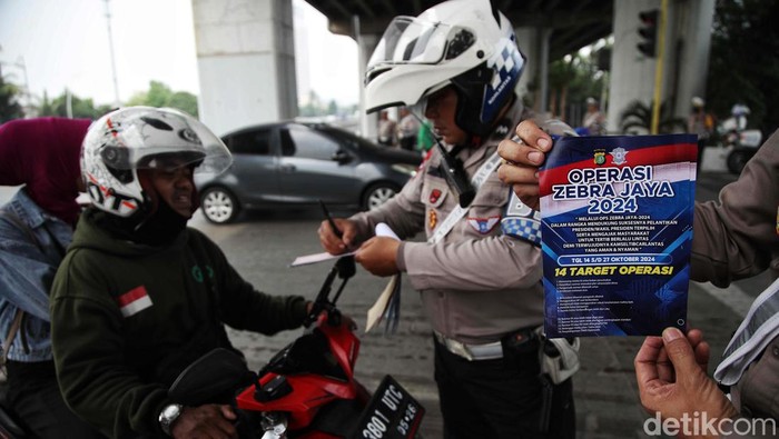 Deretan Pelanggar Terjaring Operasi Zebra di Ancol Operasi Zebra Jaya telah dimulai. Para pelanggar pun terjaring dalam operasi yang digelar di kawasan Ancol, Jakarta Utara, Selasa (15/10/2024).