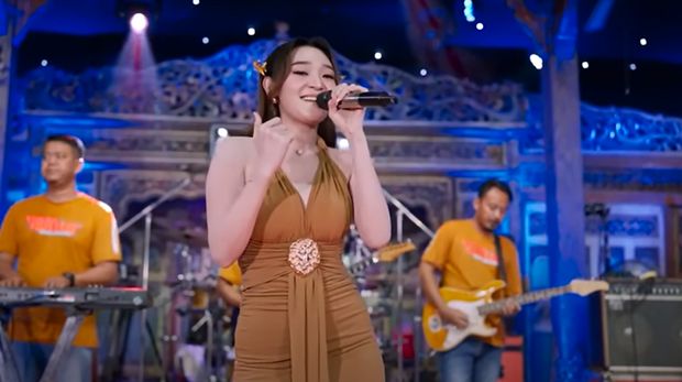 Difarina Adelia Menyanyikan Lagu Ciinan Bana