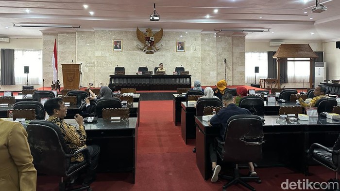 DPRD Kota Kediri sampaikan mosi tidak percaya kepada Ketua Dewan hingga gelar rapat bahas AKD secara spontan bahas AKD.