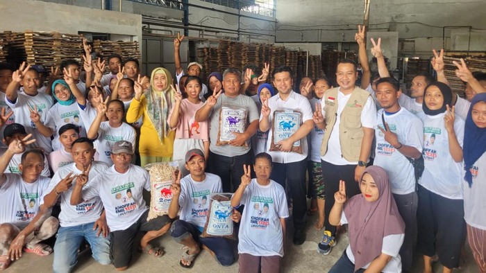 Emil Dardak saat berkunjung ke salah satu pabrik krupuk di Krian, Sidoarjo.