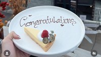 Ketika liburan ke Zermatt, Swiss, ibu satu anak ini menunjukkan hidangan cheesecake yang ia coba di sana. Satu piring cheesecake tersebut dilengkapi dengan tulisan “Congratulations”. Foto: Instagram @erinagudono