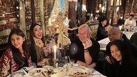 Kalau ini momen wanita kelahiran 1996 itu makan bersama Anggun C Sasmi, dan beberapa rekan lainnya di salah satu restoran di Paris. Terlihat ada beberapa potong pizza di meja mereka. Foto: Instagram @erinagudono
